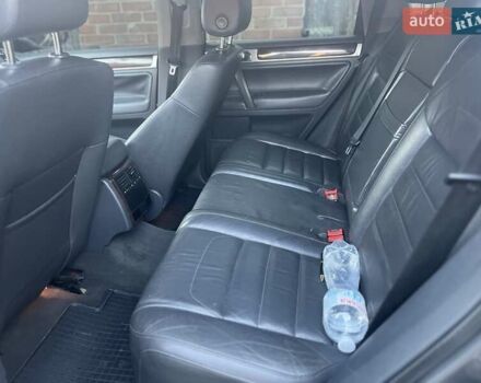 Серый Фольксваген Туарег, объемом двигателя 3 л и пробегом 300 тыс. км за 11000 $, фото 5 на Automoto.ua