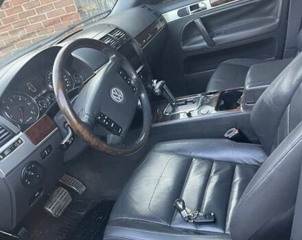 Серый Фольксваген Туарег, объемом двигателя 3 л и пробегом 300 тыс. км за 11000 $, фото 3 на Automoto.ua