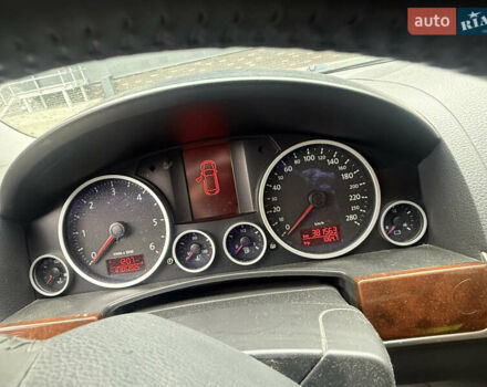 Серый Фольксваген Туарег, объемом двигателя 2.97 л и пробегом 385 тыс. км за 11000 $, фото 10 на Automoto.ua