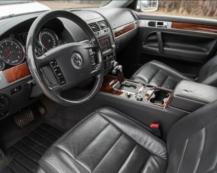 Серый Фольксваген Туарег, объемом двигателя 3 л и пробегом 252 тыс. км за 2650 $, фото 7 на Automoto.ua