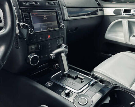 Сірий Фольксваген Туарег, об'ємом двигуна 3 л та пробігом 281 тис. км за 11999 $, фото 28 на Automoto.ua