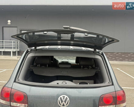 Серый Фольксваген Туарег, объемом двигателя 2.97 л и пробегом 385 тыс. км за 11000 $, фото 5 на Automoto.ua