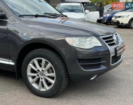 Серый Фольксваген Туарег, объемом двигателя 3 л и пробегом 400 тыс. км за 11890 $, фото 2 на Automoto.ua