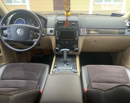 Сірий Фольксваген Туарег, об'ємом двигуна 3 л та пробігом 350 тис. км за 11999 $, фото 6 на Automoto.ua