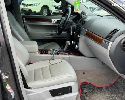 Серый Фольксваген Туарег, объемом двигателя 3 л и пробегом 400 тыс. км за 11890 $, фото 24 на Automoto.ua