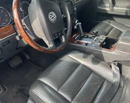 Серый Фольксваген Туарег, объемом двигателя 3 л и пробегом 180 тыс. км за 17000 $, фото 1 на Automoto.ua