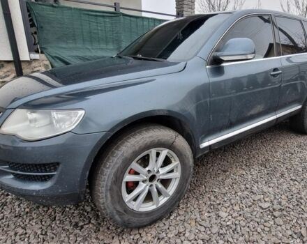 Серый Фольксваген Туарег, объемом двигателя 2.5 л и пробегом 296 тыс. км за 6200 $, фото 1 на Automoto.ua