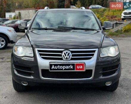 Серый Фольксваген Туарег, объемом двигателя 3 л и пробегом 400 тыс. км за 11890 $, фото 1 на Automoto.ua