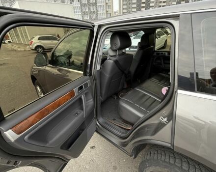 Сірий Фольксваген Туарег, об'ємом двигуна 3 л та пробігом 276 тис. км за 12000 $, фото 7 на Automoto.ua