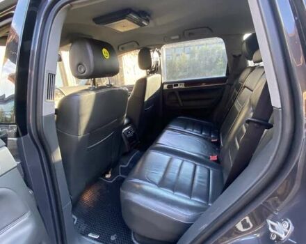 Серый Фольксваген Туарег, объемом двигателя 3 л и пробегом 377 тыс. км за 12500 $, фото 9 на Automoto.ua