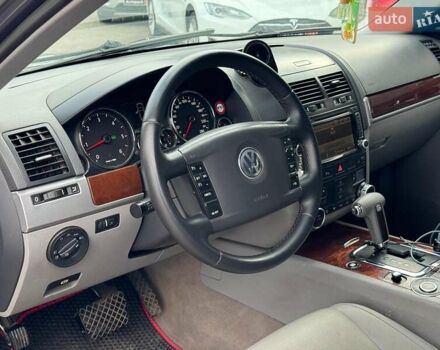 Серый Фольксваген Туарег, объемом двигателя 3 л и пробегом 400 тыс. км за 11890 $, фото 16 на Automoto.ua