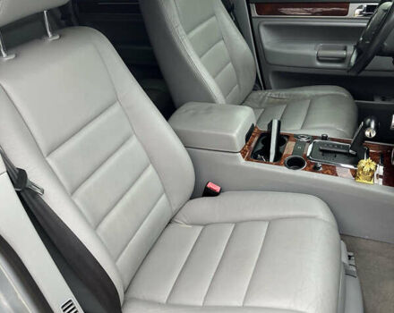 Серый Фольксваген Туарег, объемом двигателя 2.5 л и пробегом 273 тыс. км за 9500 $, фото 16 на Automoto.ua