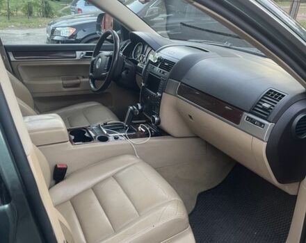 Серый Фольксваген Туарег, объемом двигателя 3 л и пробегом 362 тыс. км за 7500 $, фото 4 на Automoto.ua