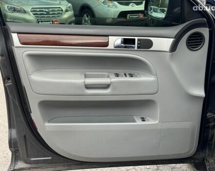 Серый Фольксваген Туарег, объемом двигателя 3 л и пробегом 400 тыс. км за 11890 $, фото 12 на Automoto.ua