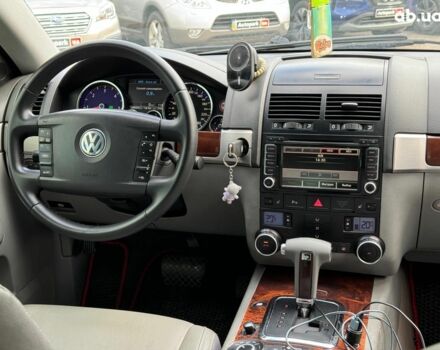 Серый Фольксваген Туарег, объемом двигателя 3 л и пробегом 400 тыс. км за 11890 $, фото 26 на Automoto.ua