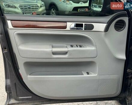 Серый Фольксваген Туарег, объемом двигателя 3 л и пробегом 400 тыс. км за 11890 $, фото 12 на Automoto.ua