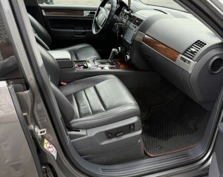 Сірий Фольксваген Туарег, об'ємом двигуна 3 л та пробігом 276 тис. км за 12000 $, фото 4 на Automoto.ua