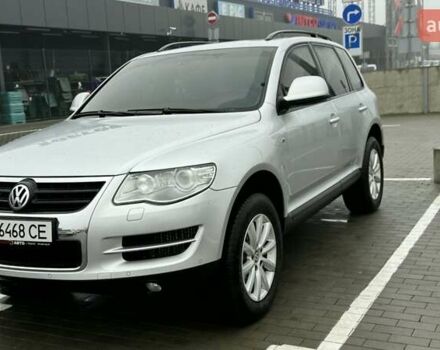 Серый Фольксваген Туарег, объемом двигателя 3 л и пробегом 266 тыс. км за 14000 $, фото 1 на Automoto.ua