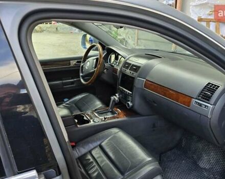 Серый Фольксваген Туарег, объемом двигателя 3 л и пробегом 322 тыс. км за 14500 $, фото 2 на Automoto.ua