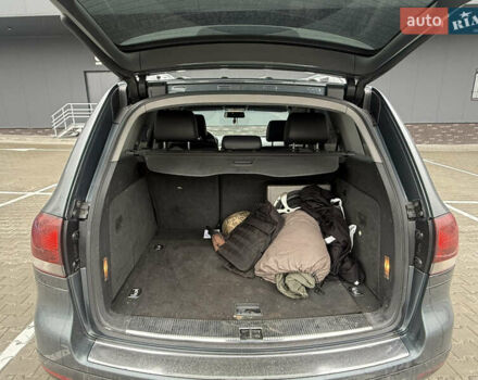 Серый Фольксваген Туарег, объемом двигателя 2.97 л и пробегом 385 тыс. км за 11000 $, фото 6 на Automoto.ua