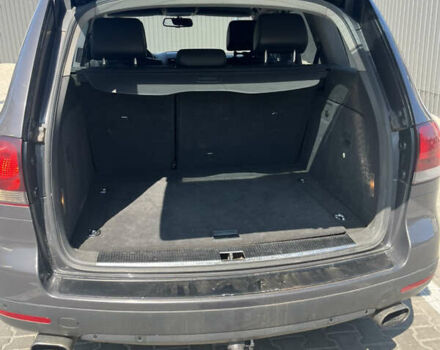 Серый Фольксваген Туарег, объемом двигателя 3 л и пробегом 305 тыс. км за 12500 $, фото 14 на Automoto.ua