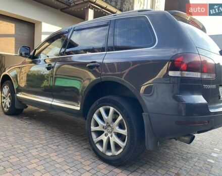 Серый Фольксваген Туарег, объемом двигателя 3 л и пробегом 377 тыс. км за 12500 $, фото 2 на Automoto.ua