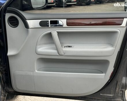 Серый Фольксваген Туарег, объемом двигателя 3 л и пробегом 400 тыс. км за 11890 $, фото 23 на Automoto.ua