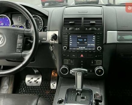 Серый Фольксваген Туарег, объемом двигателя 3 л и пробегом 266 тыс. км за 14000 $, фото 17 на Automoto.ua