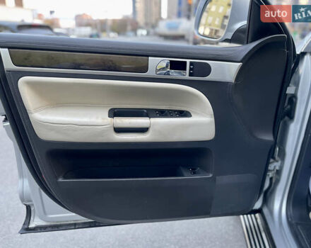 Сірий Фольксваген Туарег, об'ємом двигуна 3.6 л та пробігом 197 тис. км за 10700 $, фото 23 на Automoto.ua