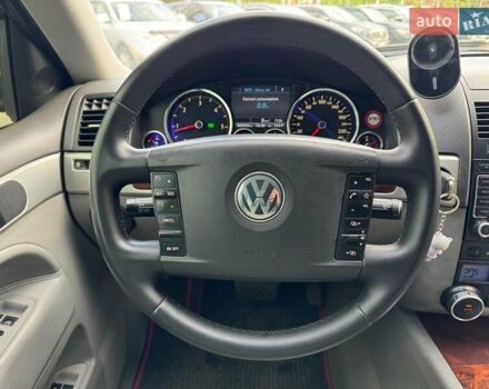 Серый Фольксваген Туарег, объемом двигателя 3 л и пробегом 400 тыс. км за 11890 $, фото 27 на Automoto.ua