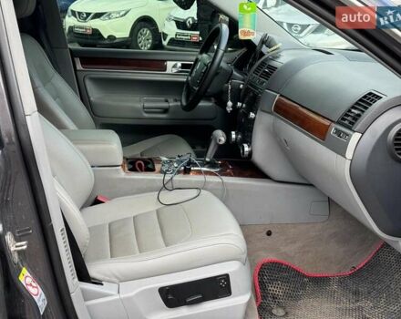 Серый Фольксваген Туарег, объемом двигателя 3 л и пробегом 400 тыс. км за 11890 $, фото 24 на Automoto.ua