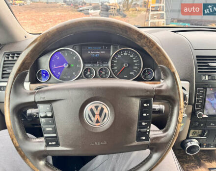 Серый Фольксваген Туарег, объемом двигателя 2.97 л и пробегом 264 тыс. км за 10500 $, фото 10 на Automoto.ua