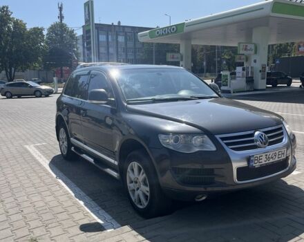 Сірий Фольксваген Туарег, об'ємом двигуна 3 л та пробігом 305 тис. км за 12500 $, фото 2 на Automoto.ua
