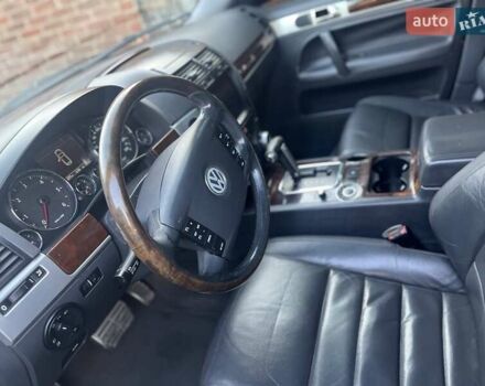 Серый Фольксваген Туарег, объемом двигателя 3 л и пробегом 300 тыс. км за 11000 $, фото 2 на Automoto.ua