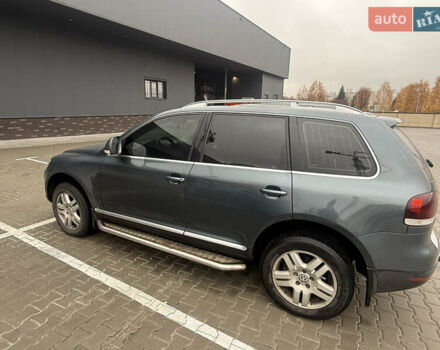 Серый Фольксваген Туарег, объемом двигателя 2.97 л и пробегом 385 тыс. км за 11000 $, фото 7 на Automoto.ua