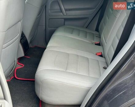 Серый Фольксваген Туарег, объемом двигателя 3 л и пробегом 400 тыс. км за 11890 $, фото 19 на Automoto.ua