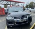 Серый Фольксваген Туарег, объемом двигателя 3 л и пробегом 400 тыс. км за 11000 $, фото 1 на Automoto.ua