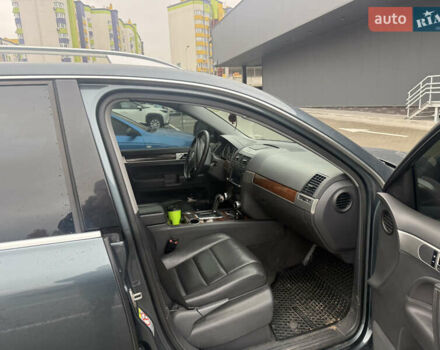 Серый Фольксваген Туарег, объемом двигателя 2.97 л и пробегом 385 тыс. км за 11000 $, фото 2 на Automoto.ua