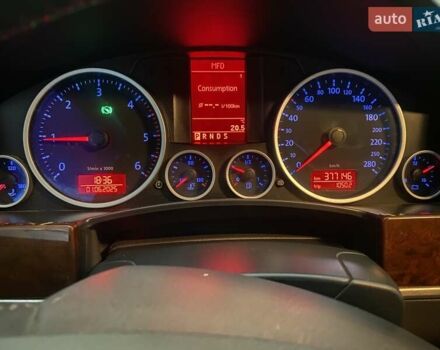 Серый Фольксваген Туарег, объемом двигателя 3 л и пробегом 377 тыс. км за 12500 $, фото 16 на Automoto.ua