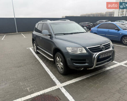 Серый Фольксваген Туарег, объемом двигателя 2.97 л и пробегом 385 тыс. км за 11000 $, фото 1 на Automoto.ua
