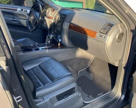 Серый Фольксваген Туарег, объемом двигателя 3 л и пробегом 377 тыс. км за 12500 $, фото 4 на Automoto.ua