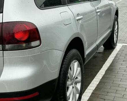 Серый Фольксваген Туарег, объемом двигателя 3 л и пробегом 266 тыс. км за 14000 $, фото 4 на Automoto.ua