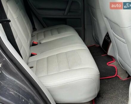 Серый Фольксваген Туарег, объемом двигателя 3 л и пробегом 400 тыс. км за 11890 $, фото 22 на Automoto.ua