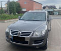 Сірий Фольксваген Туарег, об'ємом двигуна 3 л та пробігом 350 тис. км за 11999 $, фото 2 на Automoto.ua