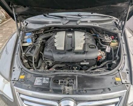 Серый Фольксваген Туарег, объемом двигателя 3 л и пробегом 264 тыс. км за 11700 $, фото 5 на Automoto.ua