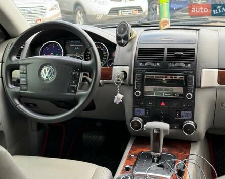 Серый Фольксваген Туарег, объемом двигателя 3 л и пробегом 400 тыс. км за 11890 $, фото 26 на Automoto.ua