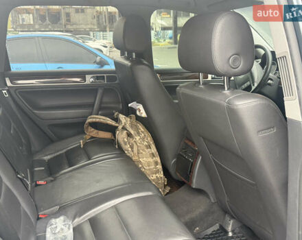 Серый Фольксваген Туарег, объемом двигателя 2.97 л и пробегом 385 тыс. км за 11000 $, фото 3 на Automoto.ua