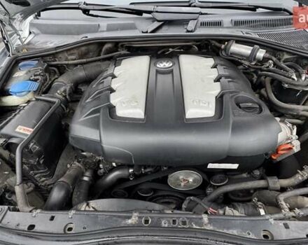 Серый Фольксваген Туарег, объемом двигателя 3 л и пробегом 266 тыс. км за 14000 $, фото 19 на Automoto.ua