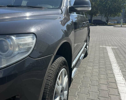 Серый Фольксваген Туарег, объемом двигателя 3 л и пробегом 305 тыс. км за 12500 $, фото 4 на Automoto.ua
