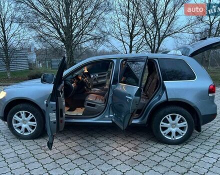 Серый Фольксваген Туарег, объемом двигателя 2.97 л и пробегом 351 тыс. км за 9000 $, фото 2 на Automoto.ua